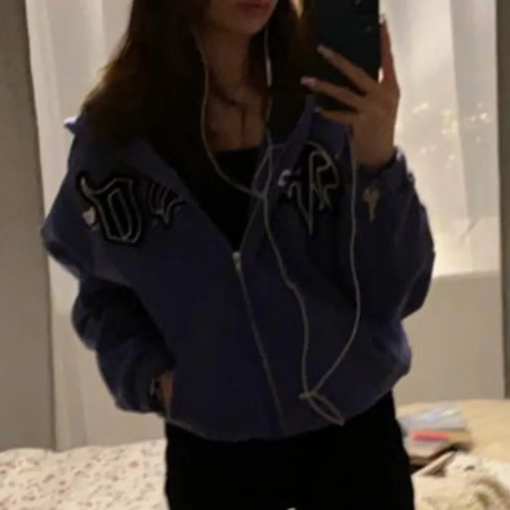 As snygg lila zip up hoodie, tycker om denna jättemycket men säljer för jag inte använder den lika mycket längre, nypris är 600, köparen står för frakten❤️ skriv för fler bilder!. Hoodies.