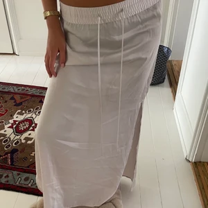 Lång satinkjol med slits - En längre satinkjol med slitsar och dragsko i midjan från HM, jag bär den lowwaist för att den ska gå ner i marke  (172 lång) men kan såklart även bäras highwaisted!