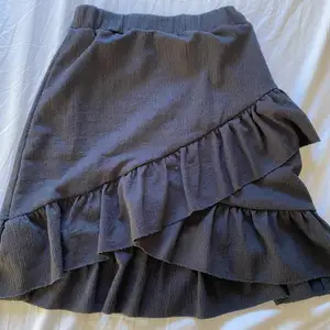 Säljer denna as fina volang kjol ifrån Nelly. Den har korsad volang framme och bakåt har den bara vid kanten. Stretchiga material och kan passa en storlek större ❤️🙌 