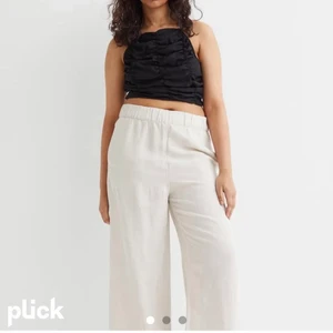 Beiga linnebyxor  - Linnebyxor från hm, storlek M och knappt använda så bra skick! Lånade bilder av min kompis då jag säljer för henne💓