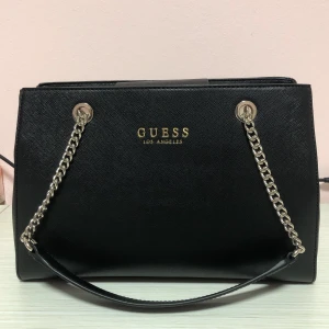 Guess - Säljer min Guess väskan eftersom den endast användes en kväll för ett bra tag sedan, annars har den bara varit i garderoben tyvärr, Den är ju såå FIN men får nog bättre hem hos någon annan. Köpt för ca 1499kr, nytt skick. Kan mötas och skickas mot frakt.