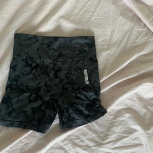 Gymshark träningsshorts - Säljer ett par Adapt camo seamless träningsshorts ifrån Gymshark. De är i storlek S och väldigt stretchiga så passar även en M. Köparen står för frakt!💖