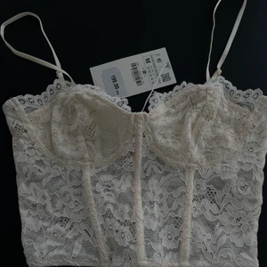 Topp Korsett i spets Zara - Superfin topp/korsett i spets från Zara   Obs! Liten i storleken  Helt oanvänd 