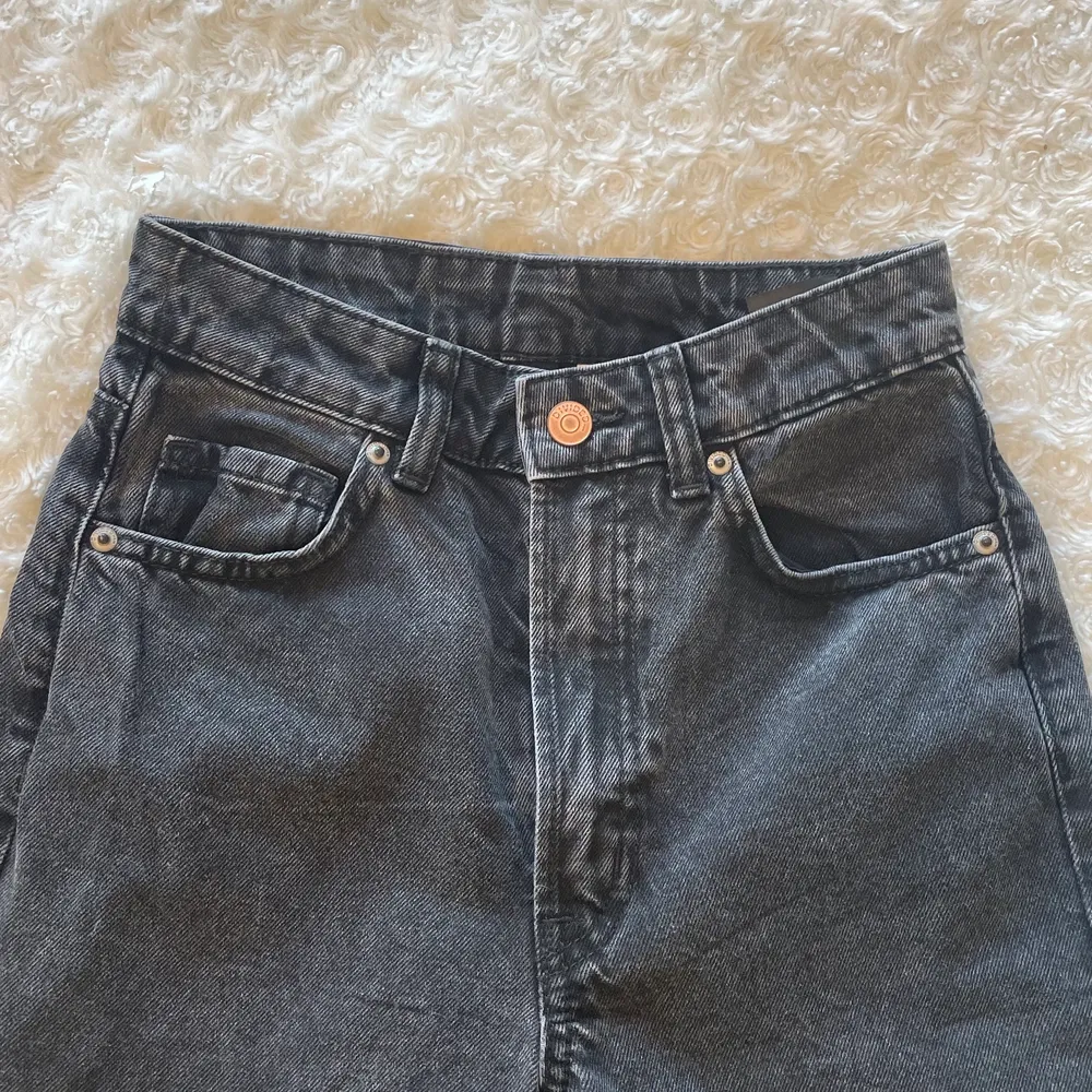 Mörkgråa jeans från HM i storlek 32. Oanvänt skick. Säljer för de är för stora💘 köpta för 300kr. Köparen står för frakt.. Jeans & Byxor.