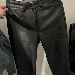 Läderbyxor  - Jättefina läderbyxor som jag köpte från Nelly under sommaren. Jag säljer dessa då de har blivit lite försmå. Det är storlek 32 men jag skulle säga att de passar en 34 med. Skriv vid frågor❤️