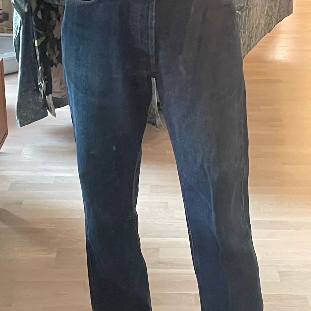 Jättefina marlboro classics mörkblåa jeans, baggy passform, långa ben. Fint skick! Lite slitna längst ner. . Jeans & Byxor.