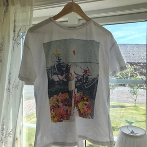 T-shirt  - Super söt t-short från zara med vintage motiv. Storlek S men är over sized.