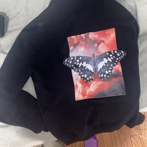 9N1MSENSE Hoodie - 9N1MSENSE huvtröja original pris 1450kr Använd i en sommar högst Inget fel och inget sönder på den Väldigt användbar och skönt material🖤