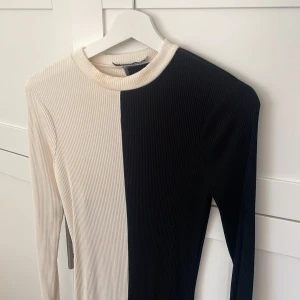 Svartvit klänning  - Svartvit klänning från NAKD använd 1 gång. Smutsig vid halsen men går säkert bort med rätt medel. 