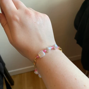 Pärlarmband  - Fint pärlarmband som går att fästa till egen strl❤️ lyser så vacker i lyset🌸 handgjort av mig☺️