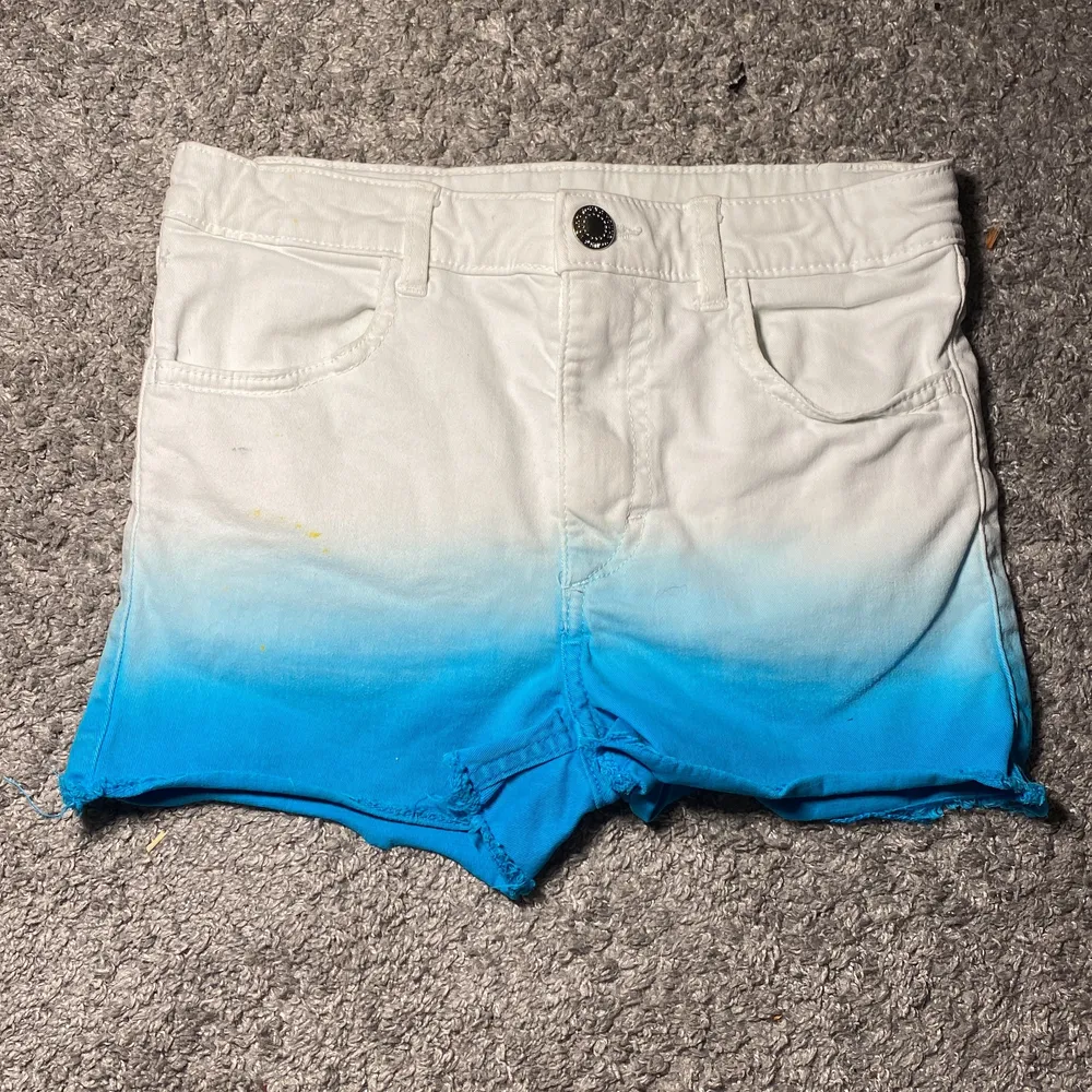 Fina blå,vita shorts där färgerna ”går ihop”🤍💙. Perfekta till sommaren. Köpa på H&M i storleken 134/8-9 år 💗. Säljer av skäl att dem inte passar längre 💞. Tecken på användning finns 💜. . Shorts.