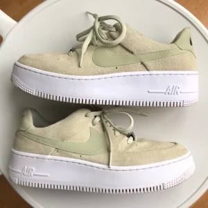 Nike AF1 - Mintgröna Nike skor i storlek 40, men passar mycket bättre till 38/39 då det är små i storleken! Sparsamt använda och i väldigt bra skick. Säljes pga fel storlek! Nypris 1299kr. Frakt ingår i priset😊