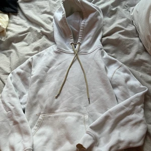 Vit hoodie - Jättefin vit Hoodie med beigea detaljer!!🥰