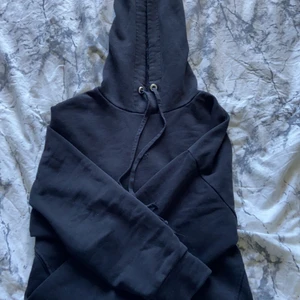 Svart hoodie - Sitter jättefint på. Den är kroppar och inte oversides❤️❤️ 