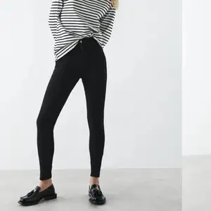 Svarta molly high waist jeans från Gina Tricot i storlek XXS. Använda ett fåtal gånger💘 98% bomull, 2% elastan