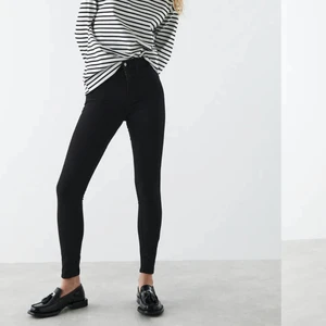 Molly high waist jeans  - Svarta molly high waist jeans från Gina Tricot i storlek XXS. Använda ett fåtal gånger💘 98% bomull, 2% elastan
