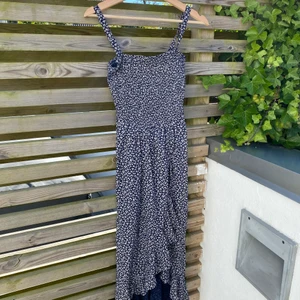 Hollister klänning - Säljer nu denna klänning ifrån Hollister. Super skick och har reglerbara axelband