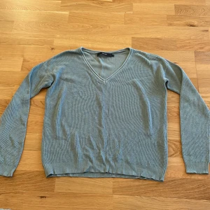 Stickad tröja - En stickad tröja i mörk turkos från Vero moda.  Storlek: S