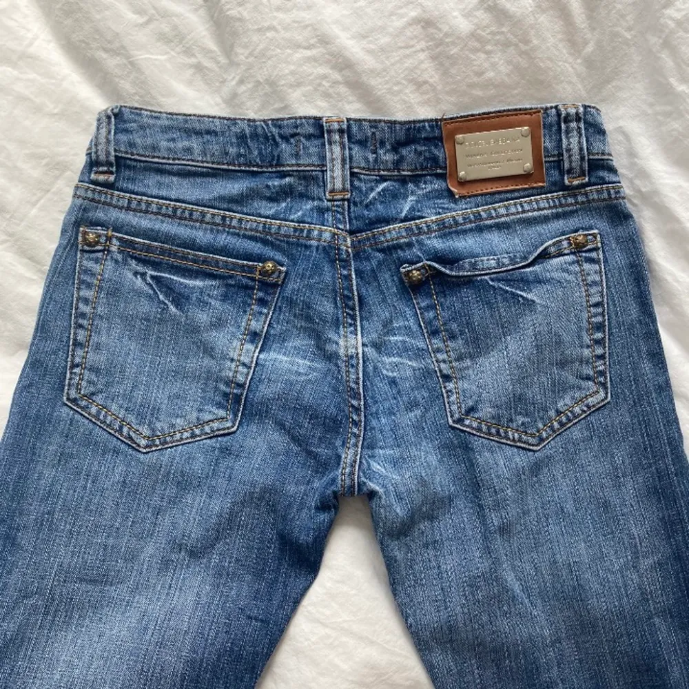 Säljer nu dessa assnygga raka och lågmidjade jeans från dolce & Gabbana. Midjemåttet är 76 cm och innerbenslängden är 82 cm. De har ett litet hål vid en av skärp-öglorna men annars inga defekter. Bara att skicka dm för bilder, frågor etc 🥰🥰. Jeans & Byxor.
