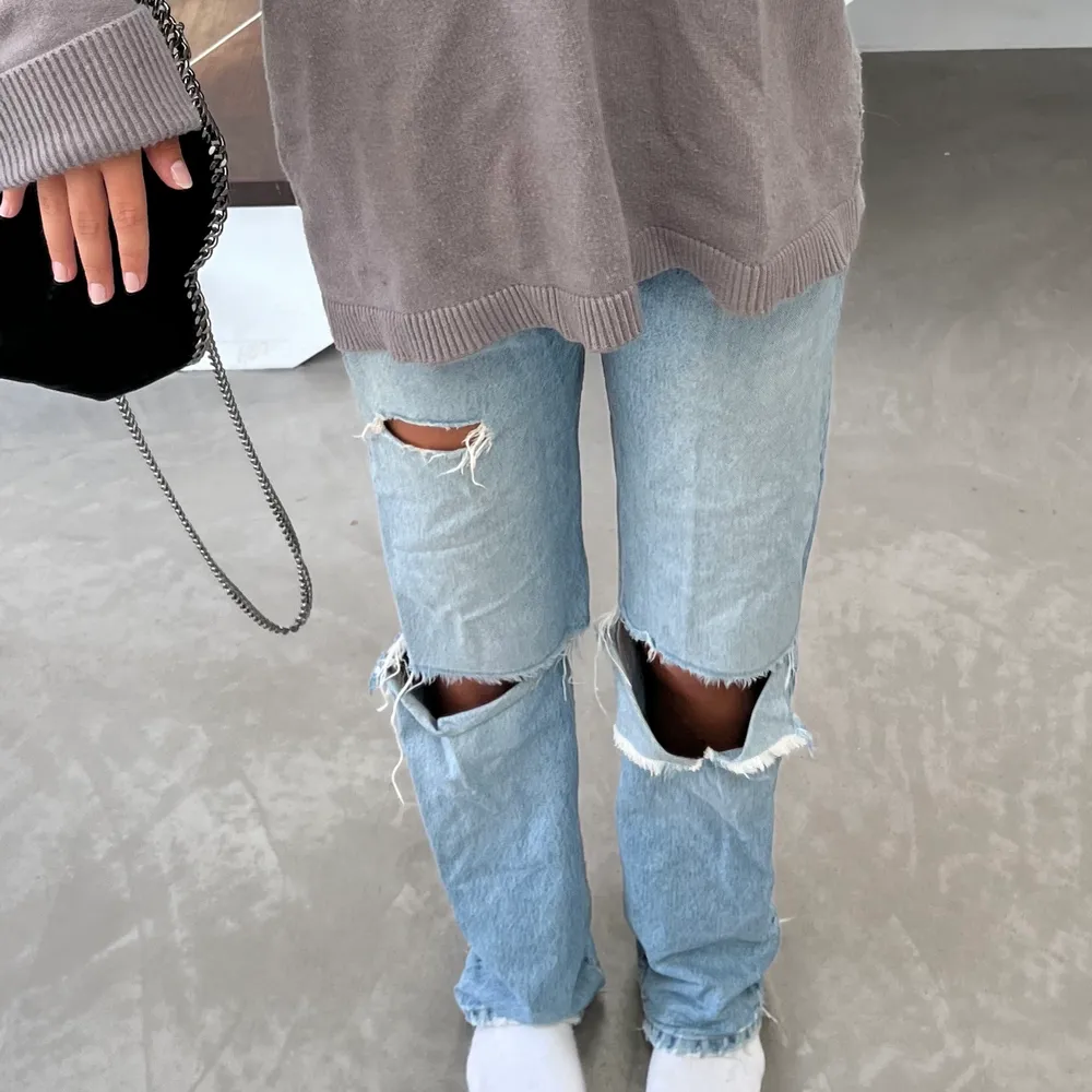 Snyggaste jeansen från zara i mid Rise modellen som är slutsålda . Använda men i superbra skick! Säljer för 250🫶🏻 frakt ej inkluderat. Jeans & Byxor.