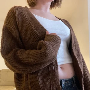 Stickad cardigan - En söt stickad cardigan köpt second hand, osäker vilket märke. Storlek medium, men jag på bilden har storlek xs 