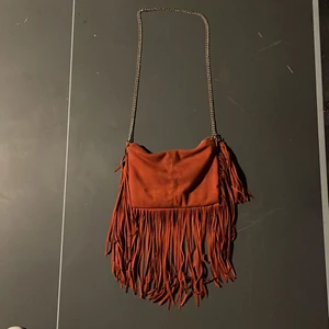 Helt ny väska  - seljer myket fin väzka. dofta mycet bra, dofta som gamal klas kompis. veska ha myket sto utrymä du ka läga vad som helst i veska. veska har fina fransr som har hjelp mig myket me att atrahära de motsata konet. veska är vegansk. cuban chain som halsband