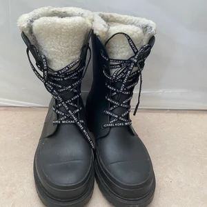 Gummistövlar från Michael Kors - Varmfodrade gummistövlar. Mycket varma. Storlek 40. Finns i Solna. Köpta förra året nypris över 2000 kr. 