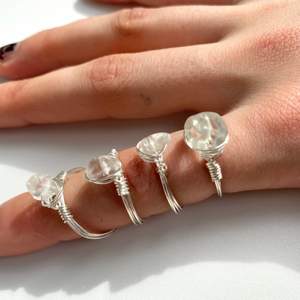 Silvrig ring med kristallchips av halvädelstenen kvarts🤍