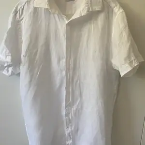 En kortärmad linne skjorta i storlek s