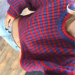kroppad röd-blå randig tröja från Zara i storlek S