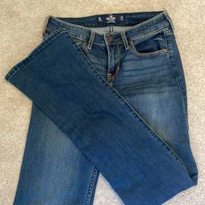 FÖRST I KVARN!!! Säljer mina sjukt mina lågmidjade jeans från hollister! Skulle säga att de passar nån som oftast är en xs/32/34 i jeans. Midjemåttet:70cm innerbenslängden: 82 💓