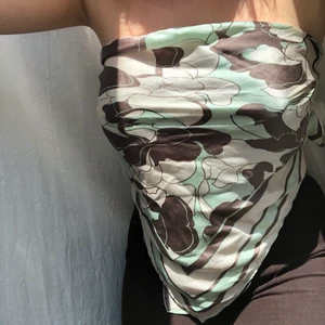 Sjaltopp - Mormors gamla sjal säljs! Blir finfin som topp ✨ Perfekt skick och inga slitningar ✨ 100 kr 