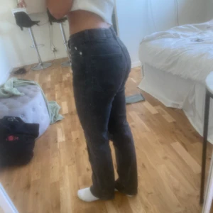 Jeans  - Säljer dessa fina mid jeans från weekday i modelen twing .Jeansen är andvända fåtal gånger och har inga fläckar eller skador orgenalpriaet är 500 och köparen står för frakten❣️❣️