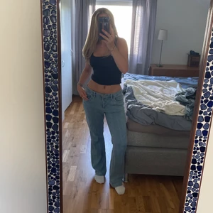 Vintage low rise jeans - Ett par as nice lågmidjade second hand jeans som tyvär inte kommit till användning. Står ingen storlek men passar mig som är 167 och har ungefär storlek 38. Toppenskick! Fraktar spårbart för 57kr💕💕