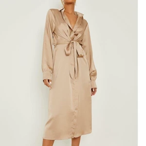 Klänning - Klänning från Boohoo. Aldrig använd. I en beige färg.