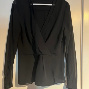 Svart blus - Superfin v-ringad och luftig blus från Åhléns!  Den är rätt tunn i tyget och inte alls genomskinlig  Använd några gånger men i super skick!