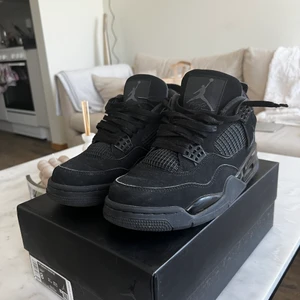 Jordan 4 black cats - Nyckick  Köpta av annan privat person som köpt dem på stock x Låda samt tags,papper och StockX klistermärke följes med.
