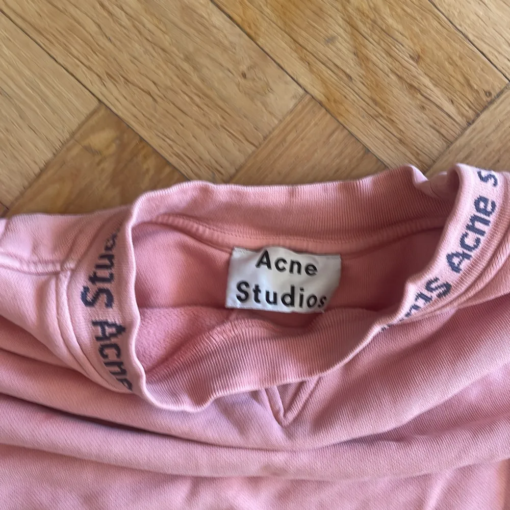 Säljer min rosa acne studios sweatshirt för jag använder aldrig den. Den har ett litet hål vid armen på tröjan så sänker priset. Det är storlek M men den är stor i storleken.. Tröjor & Koftor.