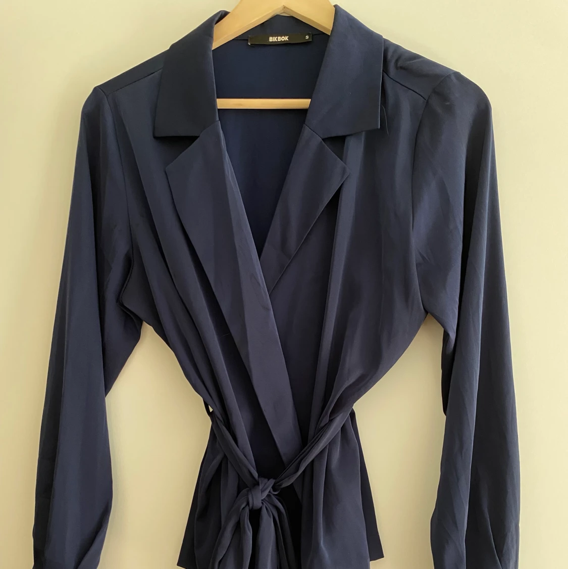 Mörkblå Satin topp - 90