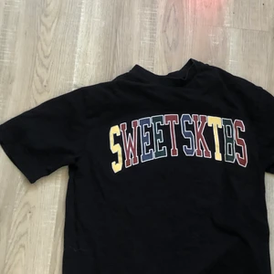 Junkjard tshirt - Säker denna junkyard tshirt❤️Aldrig riktigt använt, har tagit på mej den två gånger😅❤️Men annars är den som ny👍🏻