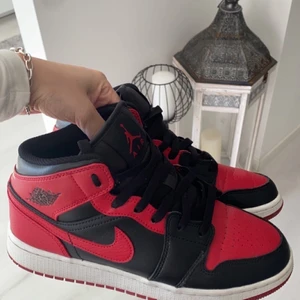 Jordan Mid 1 - Säljer mina Jordans, inte kommit till användning då jag har flertalet andra och tänkte att någon annan kanske behöver de mer 💕💕 Användts tre gåner som max, så dem är i lika god som ny skick.