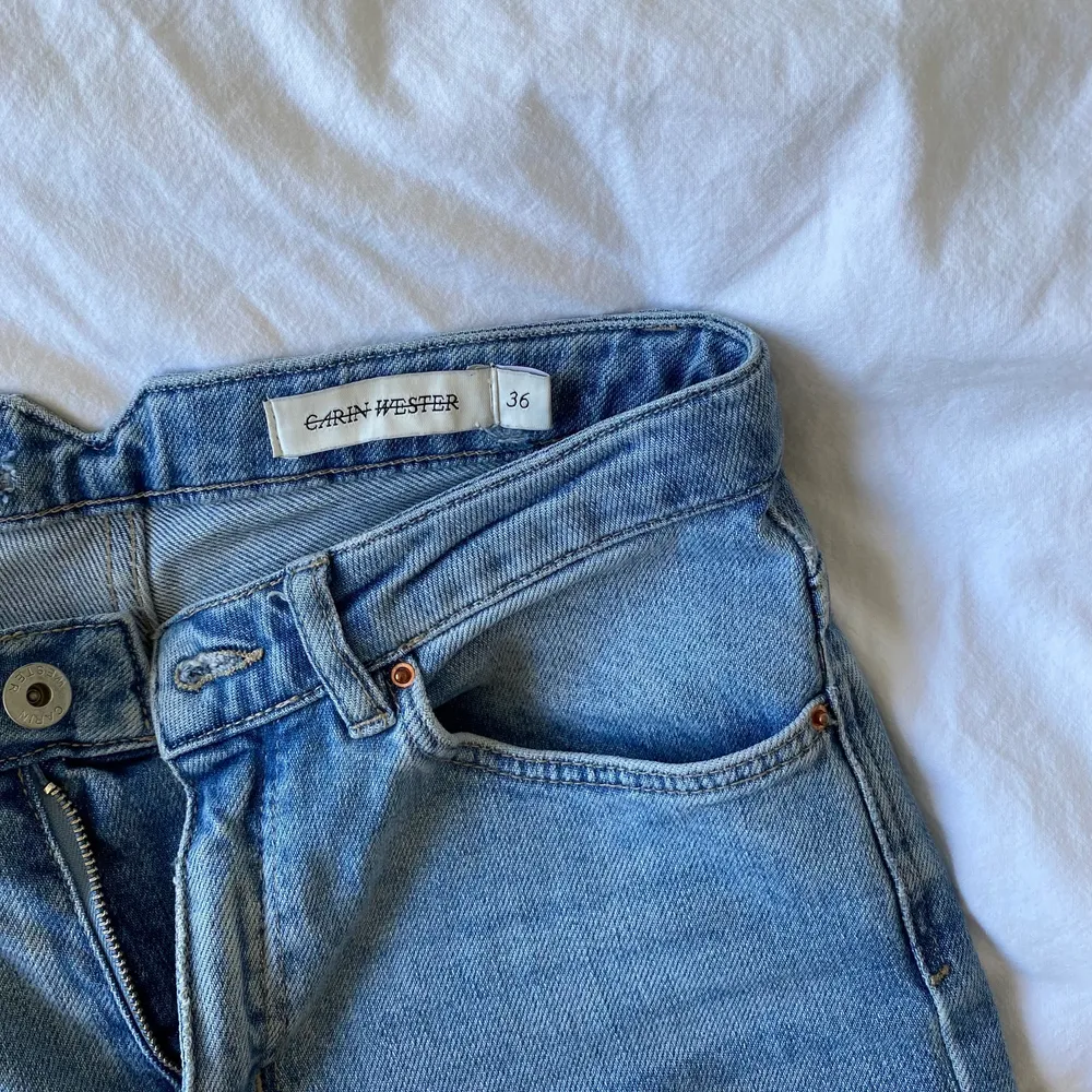 Ett par jeans från Carin Wester i strl 36. Såå sköna men tyvärr lite för små för mig. Jag är 160cm lång. Kolla gärna in mina andra annonser💜💜. Jeans & Byxor.