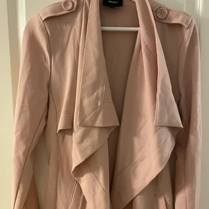 Rosa trenchcoat  - En luftig rosa trenchcoat från Vila.