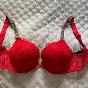 Victoria secret bh - Hej! Nu säljer jag denna bh-n pga aldrig använt. Den är super push up och är i stolek 80 B (skulle säga att den passar till stolek 75 A också.  Jätte fin och i topp skick då jag som sagt ändats testat den!  Köpte för 1 år sedan för 900kr där av priset💗 