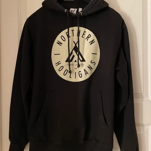 Northern Hooligans - Säljer nu min hoodie som är i bra skick! 150kr + 66kr i frakt. Det vill säga att den är spårbar😄