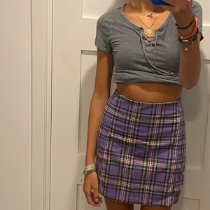 Brandy Melville kjol  - Köp på brandy Melville i paris! Knappt använd med inga defekter. Super fin och somrig💜💜