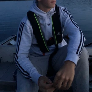 Adidas  - Super nice adidas hoodie! Den har tyvärr blivit för liten för mig så kommer inte till användning. Storlek M! Skriv för fler bilder😁