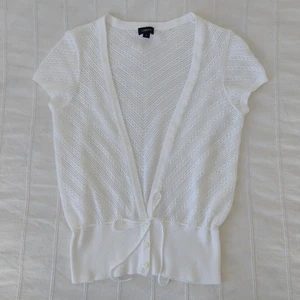 Vit virkad topp, storlek S - Fin vit virkad topp. Går att justera längden lite med hjälp av knytbandet, om man vill.  Använd bara någon enstaka gång. 55% akryl 45% bomull. Storlek S. Säljer också en likadan fast rosa i storlek XS.
