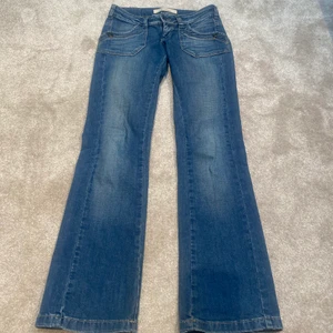Lågmidjade jeans - SÅ snygga lågmidjade jeans som inte längre kommer till använding! Coola fickor båda framsida och baksida! Innerbenslängd:80 Midjemått:72
