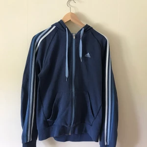 Adidas hoodie  - Supersnygg adidas zip-up. Hittades secondhand av mig och använts ett fåtal gånger. Unika färger. Storlek S men passar M lika bra. 